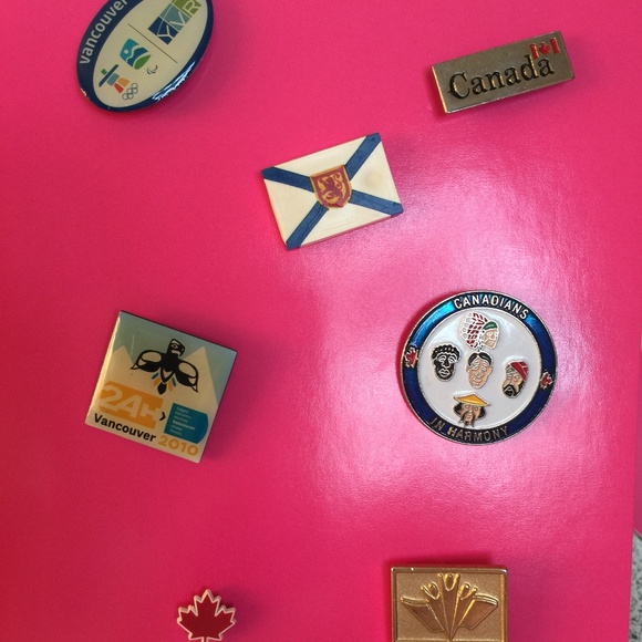 Canada pins - Picture 1 of 6